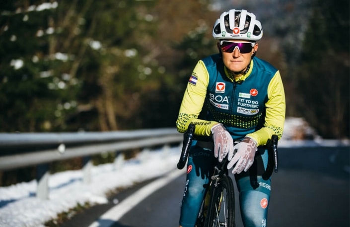 Yvonne Marzinke am Rennrad mit Sonnenbrille
