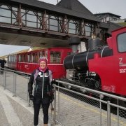 Yvonne Marzinke vor der Schafbergbahn