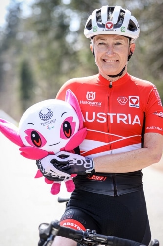 Yvonne Marzinke mit Maskottchen